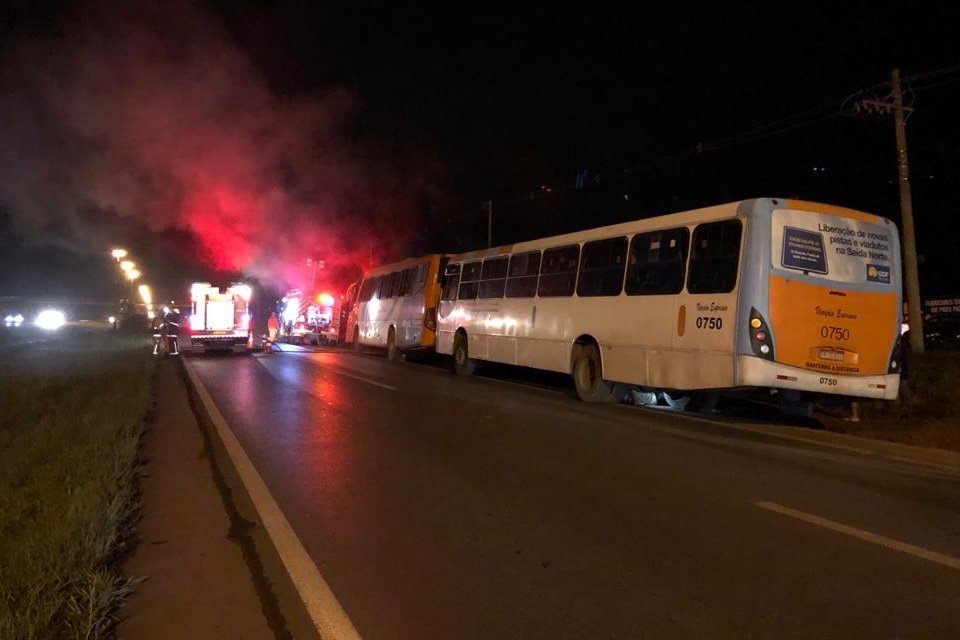 Incêndio em ônibus fecha BR-020 e trava trânsito no DF