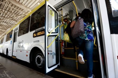 mulher entrando no ônibus