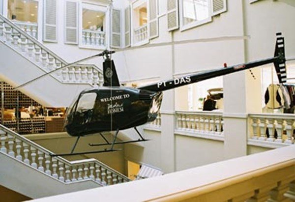 No meio da megaloja, um helicóptero dava boas-vindas aos clientes