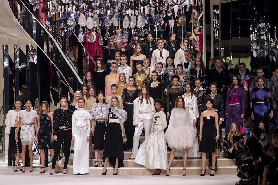 Modelos na passarela da Chanel em escada, durante o Metiers d'Art 2019/20