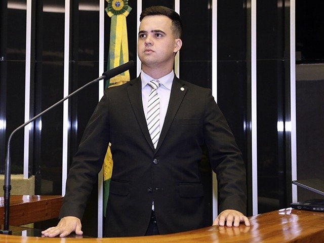Deputado Junio Amaral aparece usando um terno escuro na bancada da Câmara dos Deputados | Metrópoles
