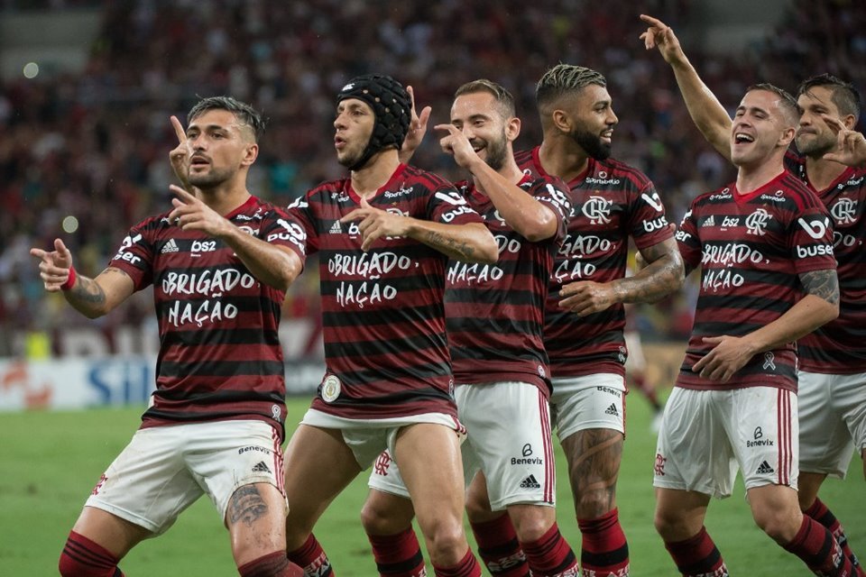 Jogadores do Flamengo, Isla e Arrascaeta aproveitam folga com modelos em  Mangaratiba; fotos - Famosos - Extra Online