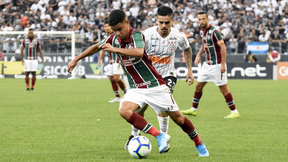 Jadson ponto para bater escanteio durante jogo contra o