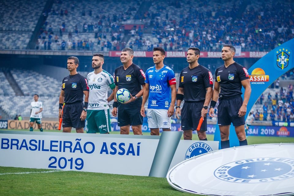 Com polêmicas de arbitragem, Flamengo vence o Santos no último