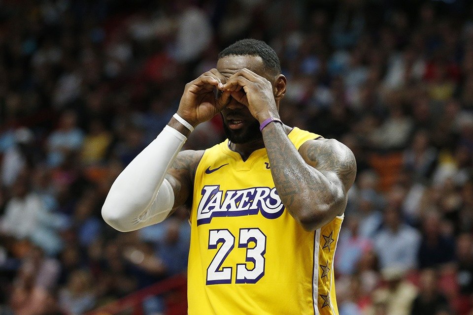 Sem LeBron James, Anthony Davis comanda vitória dos Lakers sobre