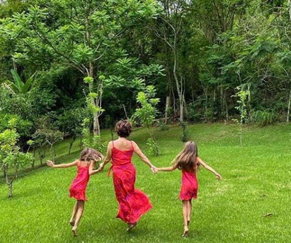 Giovanna e as filhas Sofia e Antônia, de nove anos
