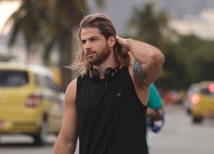 Modelo faz sucesso na web ao se classificar como Thor Brasileiro