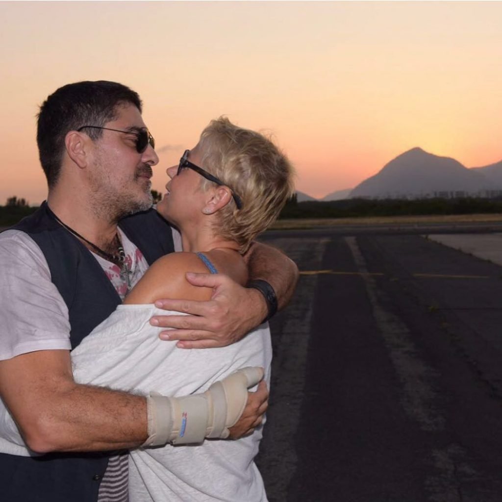 Junno e Xuxa abraçados