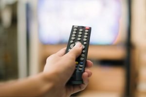 Assistir à TV durante procedimentos dolorosos ajuda os pacientes