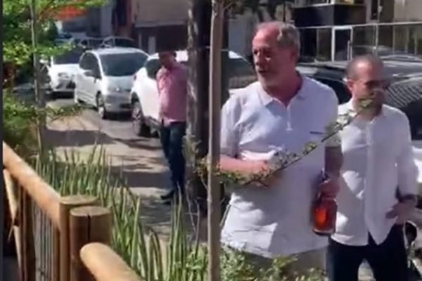 V deo xingado em bar Ciro Gomes chama Bolsonaro de ladr o