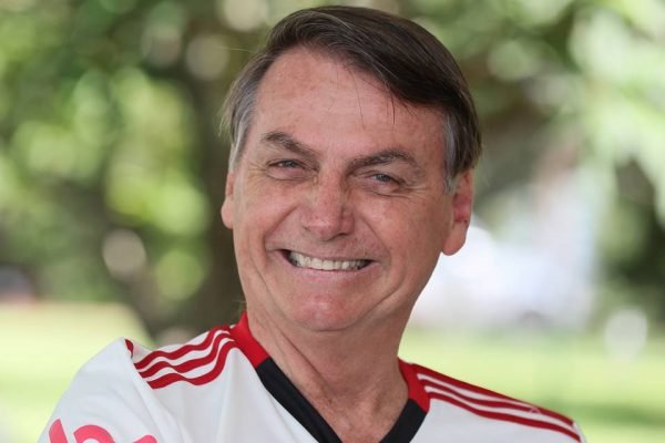 Bolsonaro vai à praia em base naval ao lado da filha Laura - Jornal de  Brasília