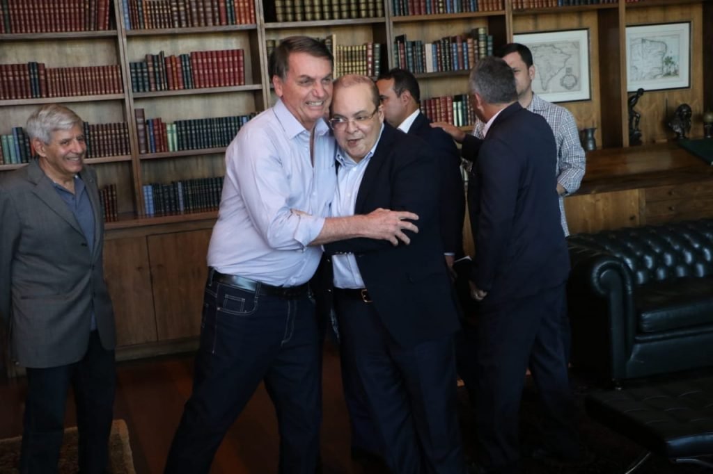 Bolsonaro abraça Ibaneis