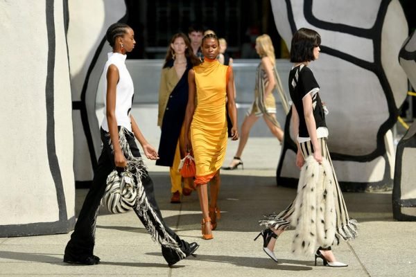 Tommy Hilfiger apresenta coleção feminina em Nova York; veja