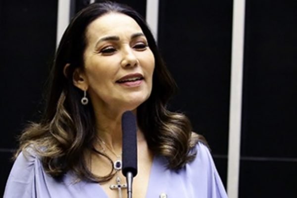 Imagem da ex-deputada federal Margarete Coelho (PP) discursando na tribuna da Câmara - Metrópoles