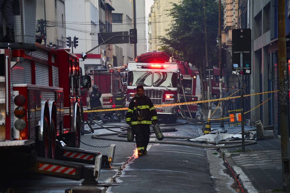 Bombeiros extinguem incêndio em prédio no centro de São Paulo Metrópoles Bombeiros extinguem incêndio em prédio no centro de São Paulo Metrópoles