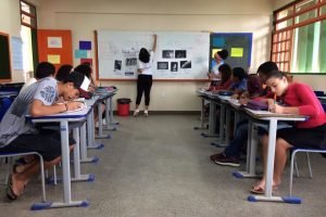 Alunos estudam inglês na Cidade Estrutural