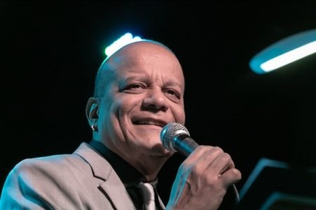 Marcelo Sena careca, em show, durante tratamento contra o câncer
