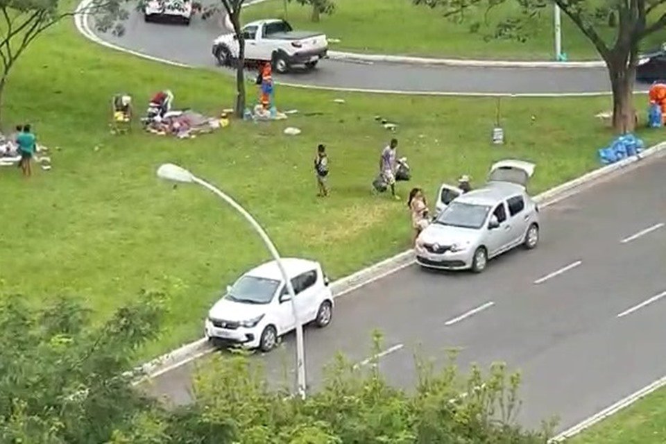 Resultado de imagem para Vídeo: moradores de rua são flagrados colocando doações em carro