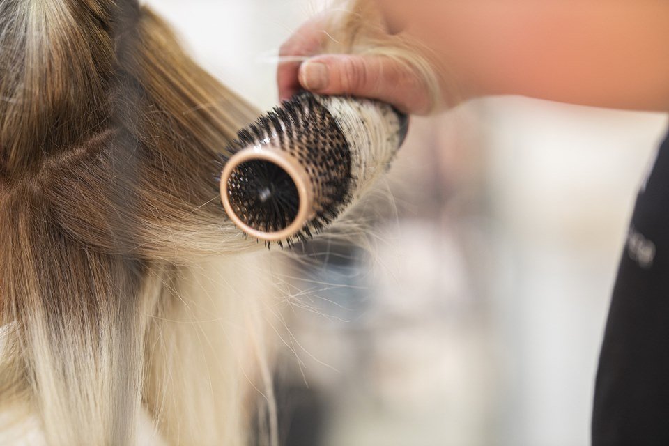 Escova no cabelo: veja truques para garantir o “efeito de salão” em casa