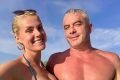 Ana Hickmann e Alexandre Correa posam na praia