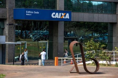 Alguns beneficiários receberam, pelo aplicativo, a instrução de procurar uma agência da Caixa para a atualização de dados