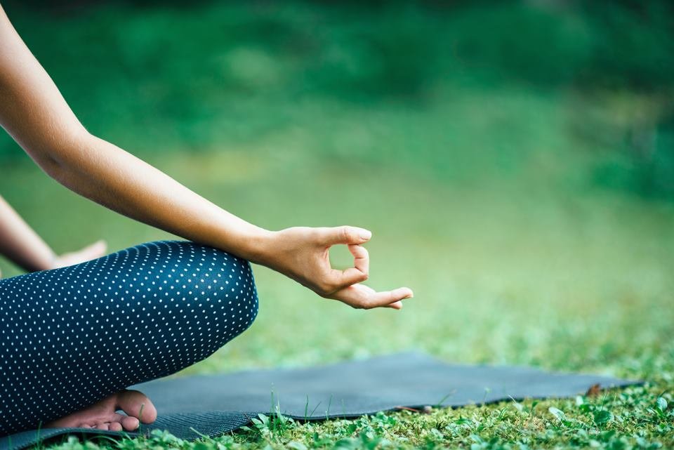 Mulher fazendo yoga