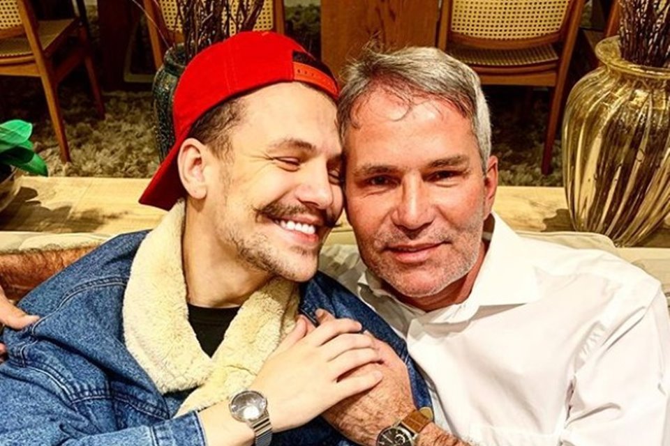 Saulo Poncio junto com Marcio, pai do cantor