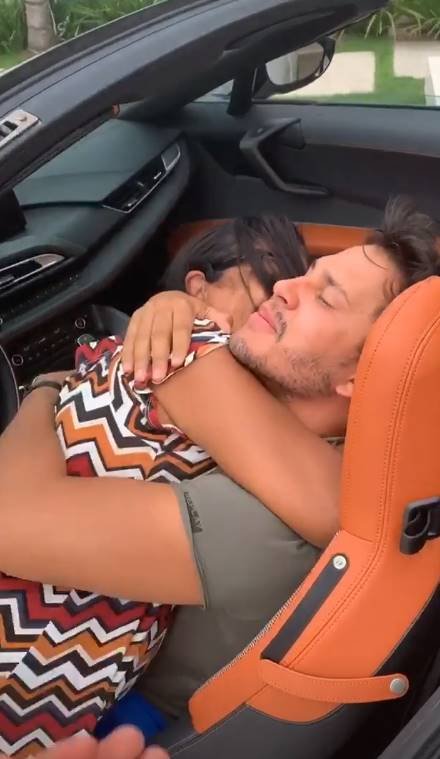 Carlinhos Maia dá carro de R$ 700 mil de presente para o marido