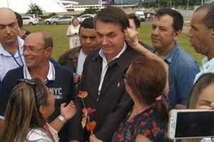 Bolsonaro recebe puxão de orelha de apoiadora em passeio. Veja