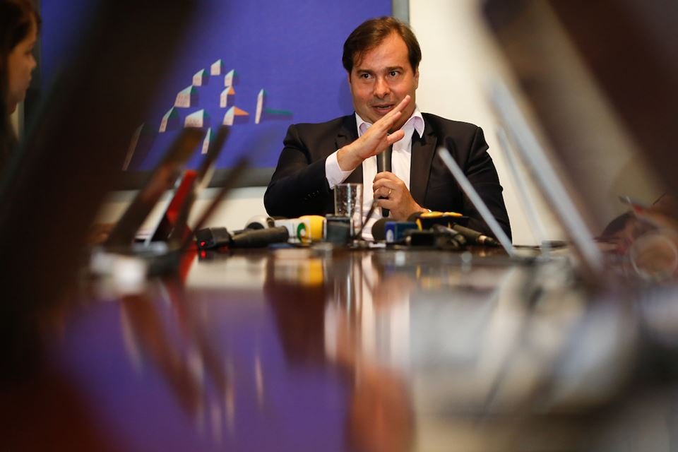 O presidente da Câmara dos Deputados, Rodrigo Maia, sentado a mesa durante café da manhã com jornalistas