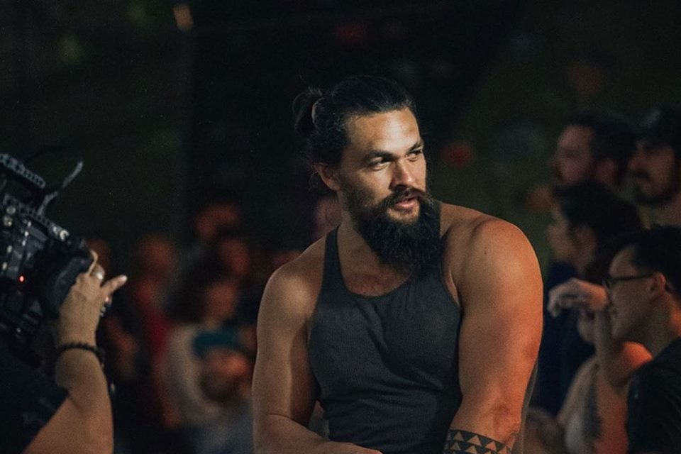 Jason Momoa curte postagens de Johnny Depp e Amber Heard e intriga web