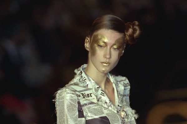 Icônica estampa de jornal da Dior inspira coleção 20 anos depois