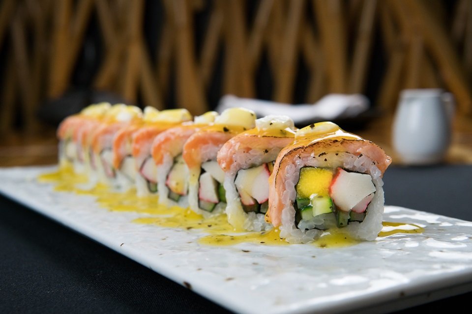 Na foto, uma mesa com comida japonesa - Metrópoles