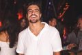 caio-castro sorrindo de branco