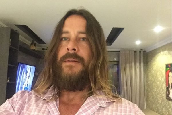 Theo Becker de cabelo grande