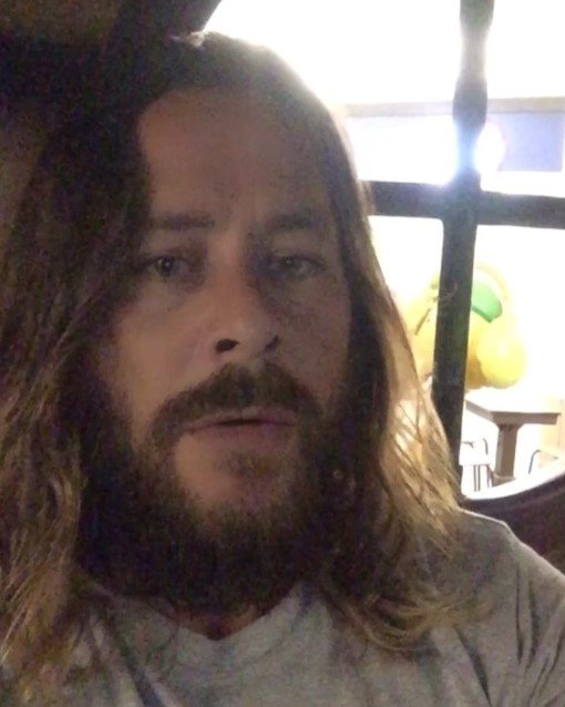 Theo Becker de cabelo grande e barba