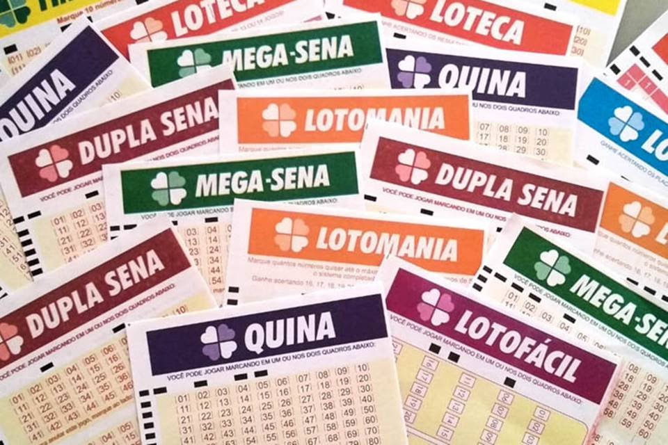 Foto colorida de jogos das Loterias, como Quina, Dupla Sena, Lotofácil, Mega Sena e Lotomania - Metrópoles