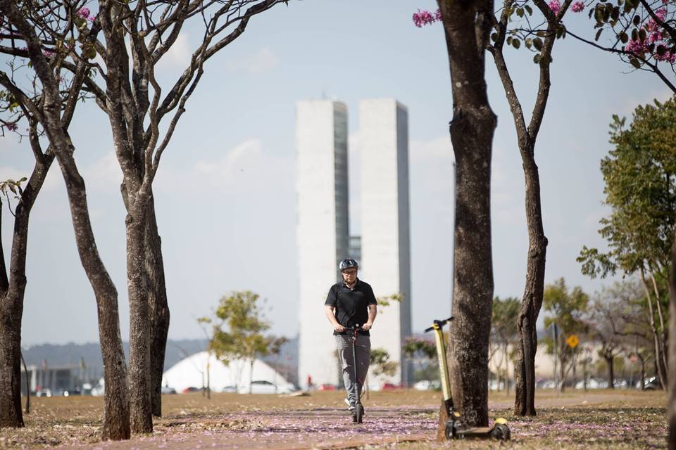 Brasília (DF), 05/07/19. Especial patinete elétrico - Brasília. Gustavo Toncovitch possui patinete eletrico. Ele usa o metro e depois o patinete para ir ao trabalho, no Senado. Foto: Rafaela Felicciano/Metrópoles