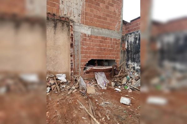 maquina da administração derruba muro de casa na Estrutural