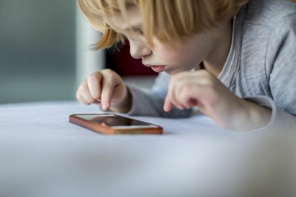 Saiba como controlar o tempo que seu filho passa no celular