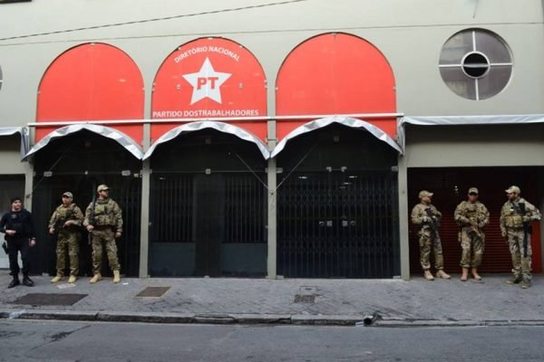 São Paulo - Polícia Federal faz buscas na sede do PT em São Paulo (Rovena Rosa/Agência Brasil)