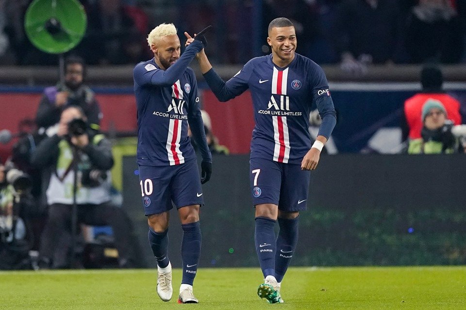 Com gols de Neymar e Mbappé, PSG goleia Monaco no Francês