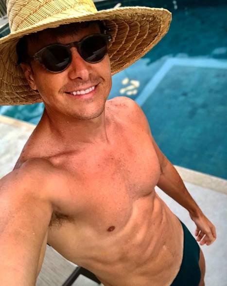 Rodrigo Faro na piscina