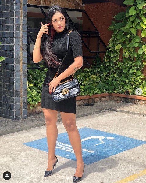 flayslane de vestido preto na rua