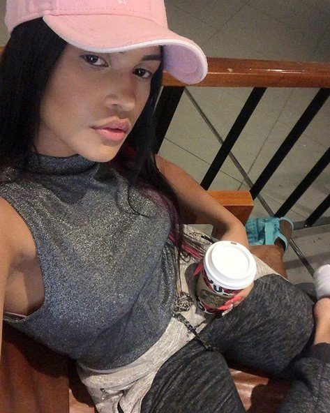 selfie de flayslane de boné rosa