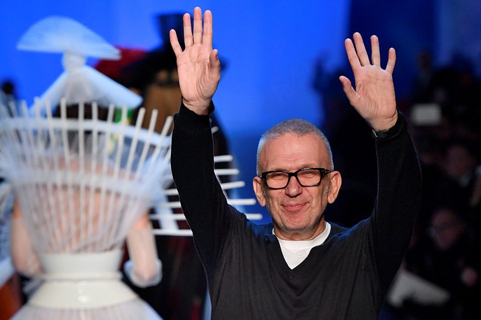 Jean-Paul Gaultier se despede da alta-costura com desfile em Paris