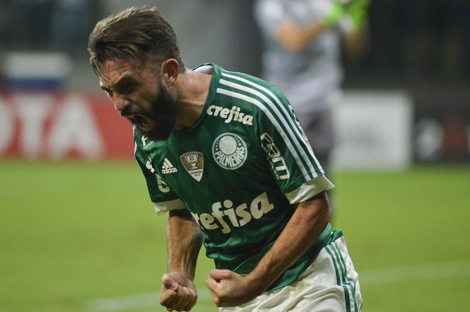 Palmeiras se acerta com jogador argentino e fica perto de primeiro