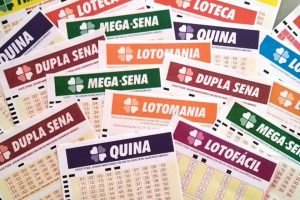 Imagem mostra cartelas de loterias da Caixa, como Quina, Mega-Sena, Lotofácil e outras - Metrópoles