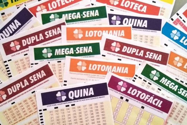 Imagem mostra cartelas de loterias da Caixa, como Quina, Mega-Sena, Lotofácil e outras - Metrópoles