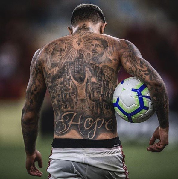 "Oto patamá" Gabigol mostra nova tatuagem no Instagram
